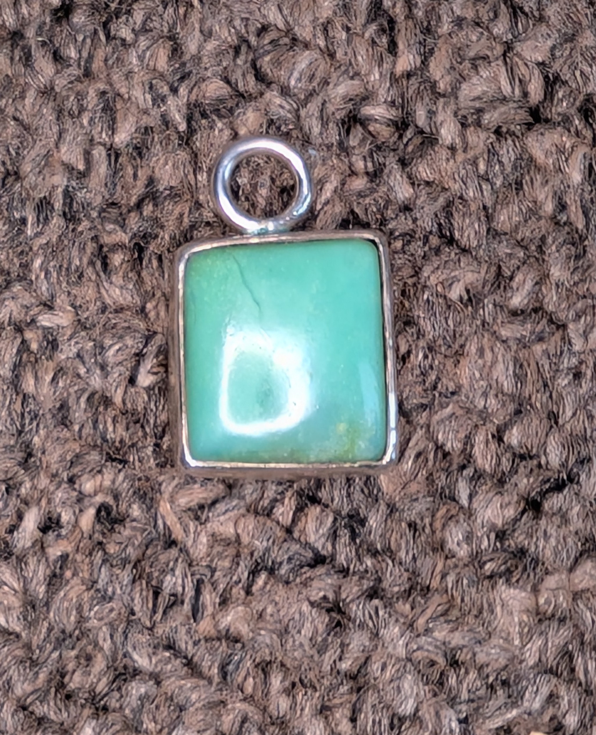 Chrysoprase & 925 Silver Pendant - Vivid green and kissed with golden undertones, this Chrysoprase pendant radiates fresh energy and natural elegance. Hand-set in sterling silver, the smooth surface and bright color make it a striking yet soothing piece. Known as a stone of joy, growth, and emotional healing, Chrysophrase is a perfect companion for new beginnings and heart-led paths.